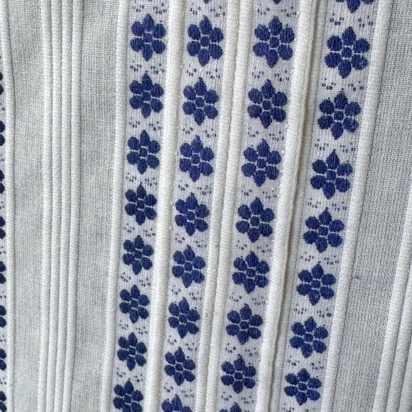 Vintage 60s dress, white, tiny blue flowers in stripes, square neckline, fitted - Picture 3 of 10